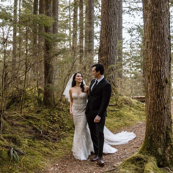 Beautiful mermaid wedding dress with cathedral length veil - Picture 3 of 9